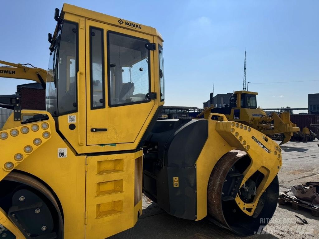 Bomag BW 202 AD-4 مداحل ثنائية الاسطوانة