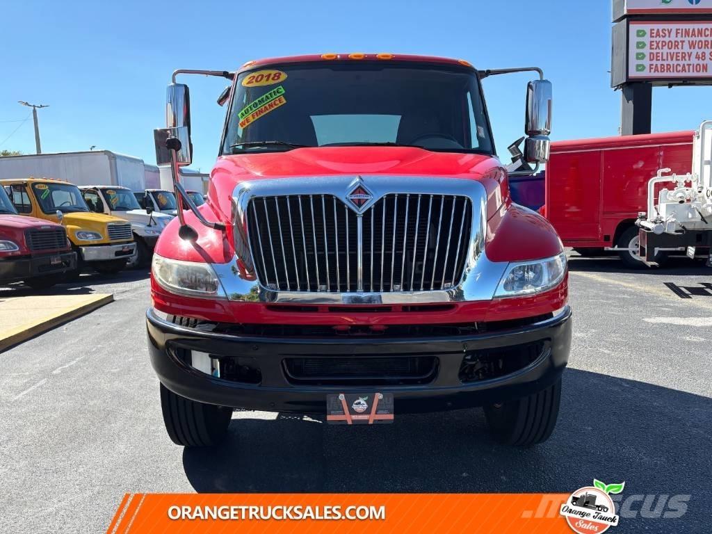 International 4300 شاحنات بمقصورة وهيكل