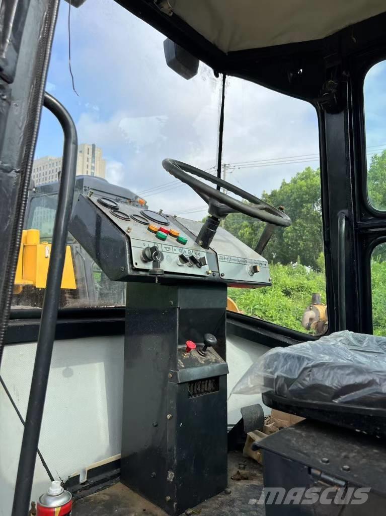 Dynapac CA25D مداحل أحادية الأسطوانة