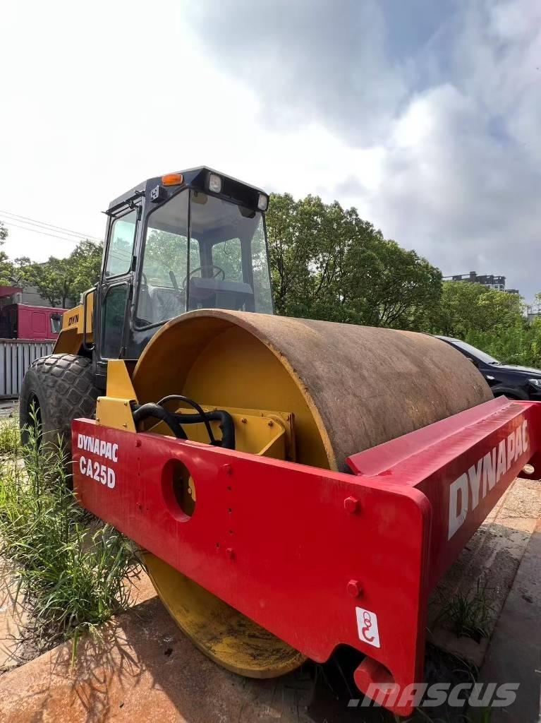 Dynapac CA25D مداحل أحادية الأسطوانة