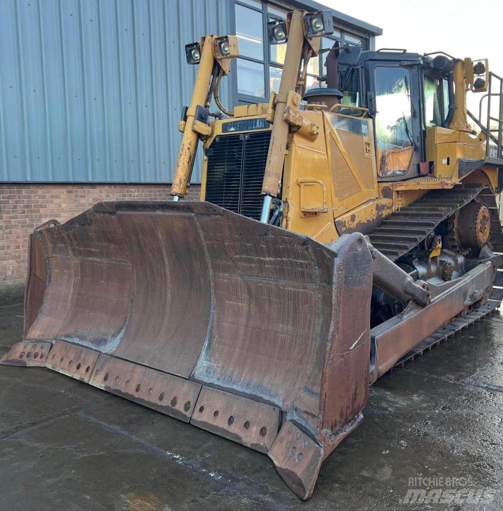 CAT D 8 T بلدوزرات مجنزرة