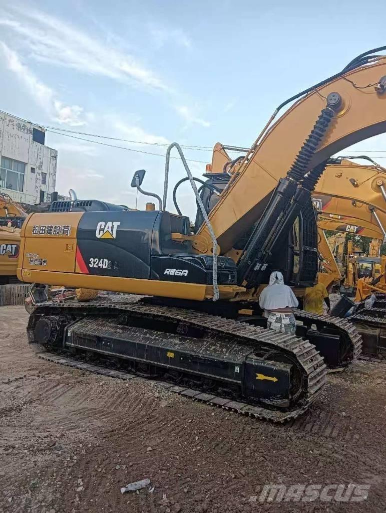 CAT 324 D2L حفارات زحافة