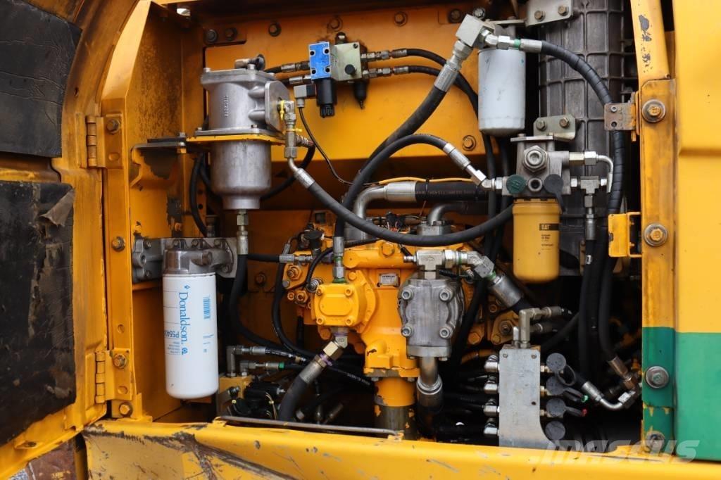 CAT 323 D حفارات زحافة