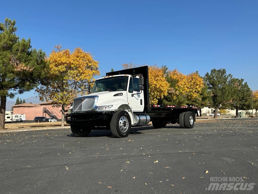 International 4300 شاحنات مسطحة/مفصلية الجوانب