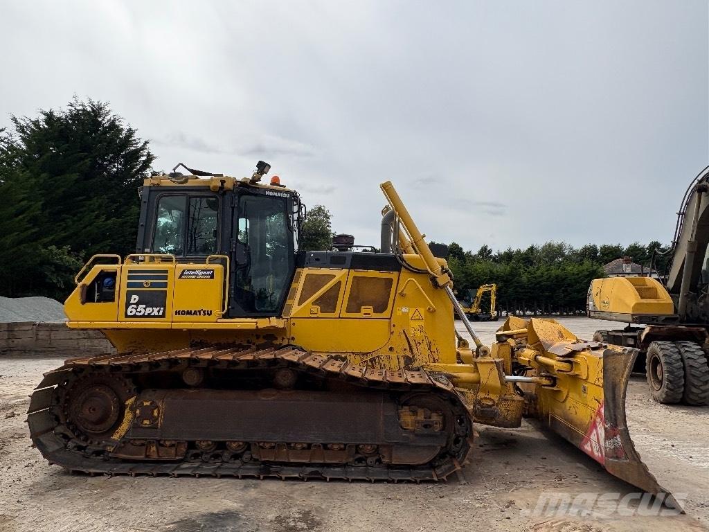 Komatsu D65PXI-18 بلدوزرات مجنزرة