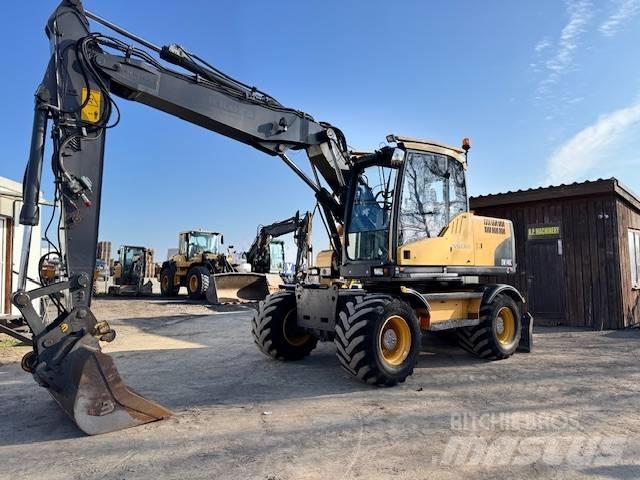 Volvo EW 140 C حفارات بعجل