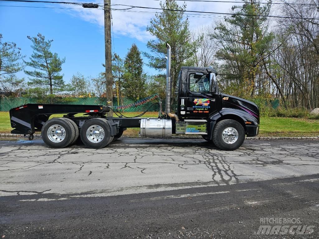 Volvo VNX 64 T300 شاحنات مسطحة/مفصلية الجوانب