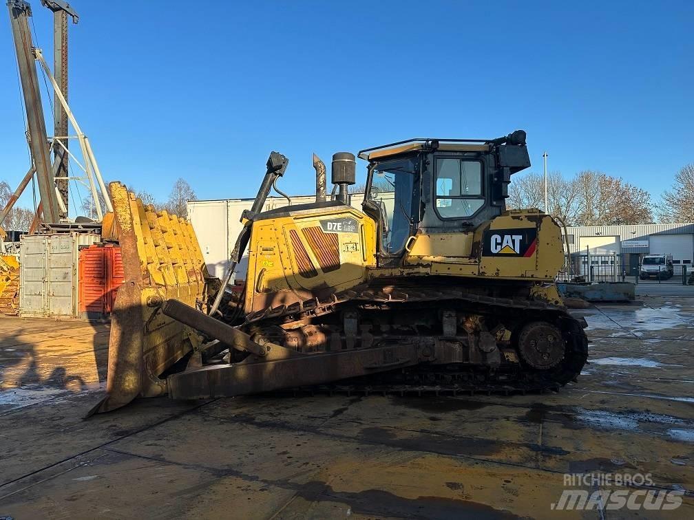 CAT D7E بلدوزرات مجنزرة