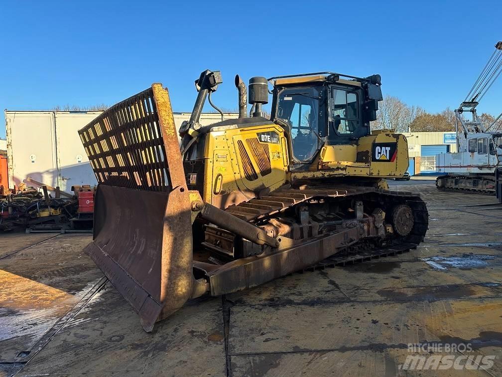 CAT D7E بلدوزرات مجنزرة