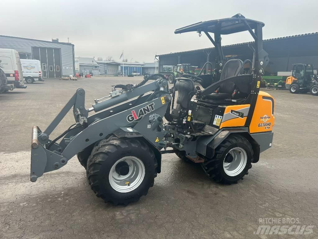 GiANT 2300 Xtra HD لوادر متعددة الأغراض