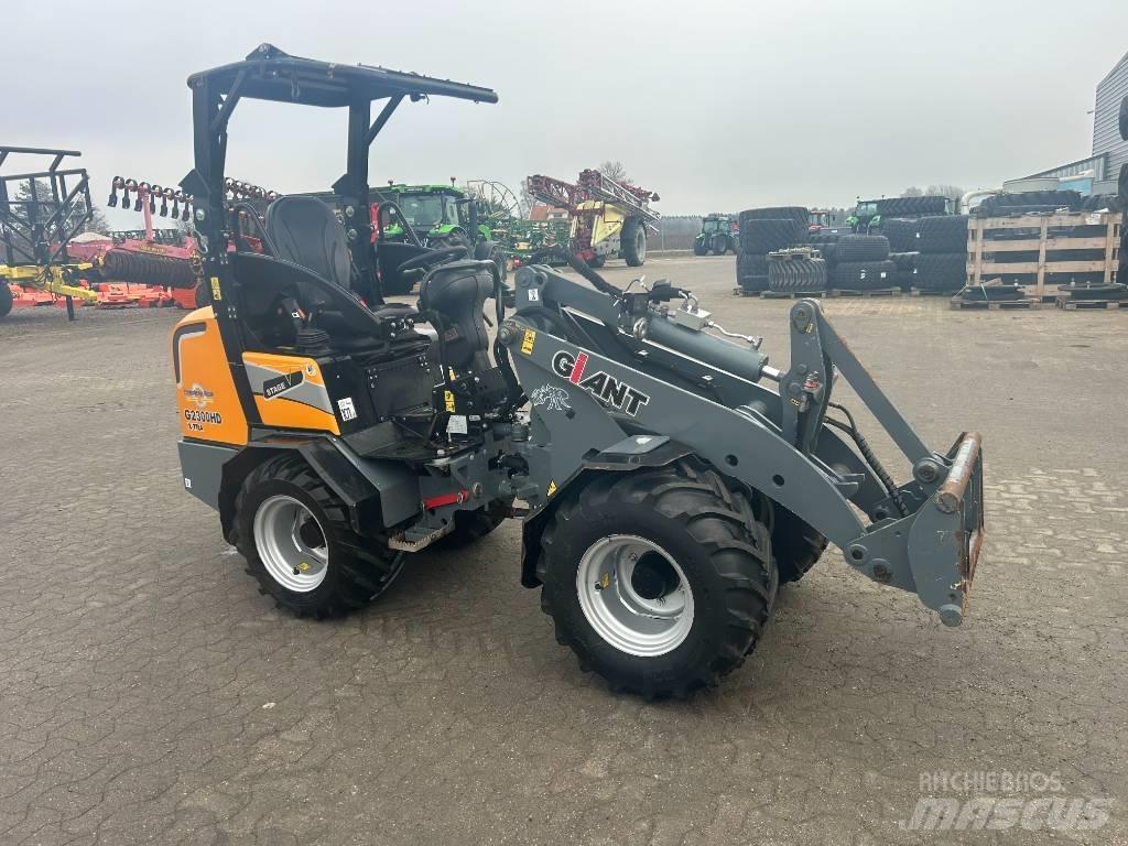 GiANT 2300 Xtra HD لوادر متعددة الأغراض