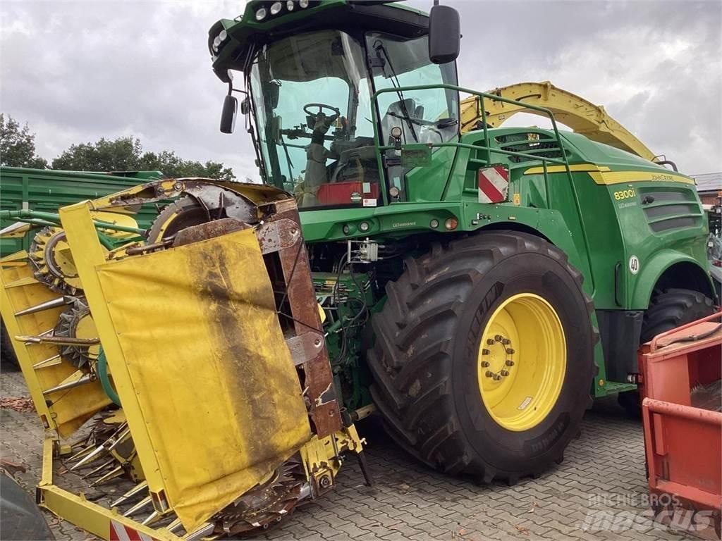 John Deere 8300 علافات ذاتية الدفع