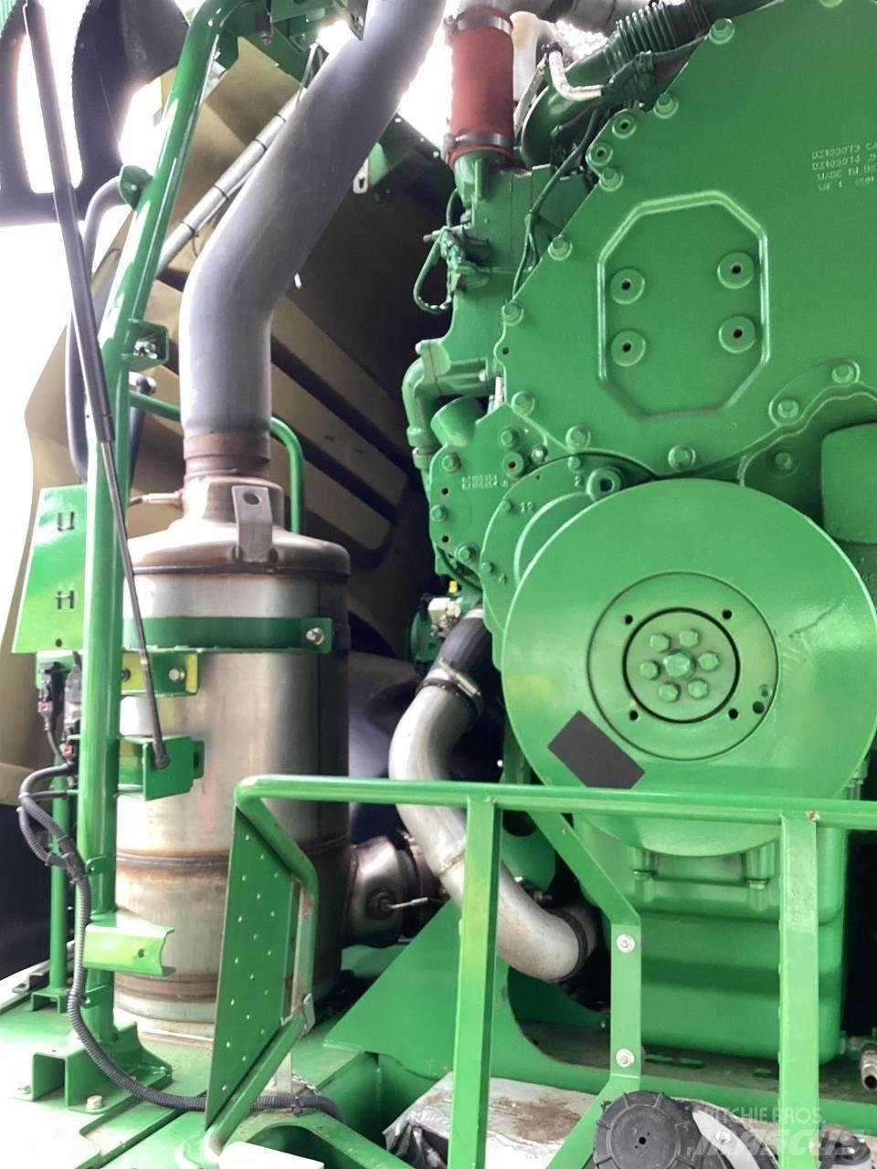 John Deere 8300 علافات ذاتية الدفع