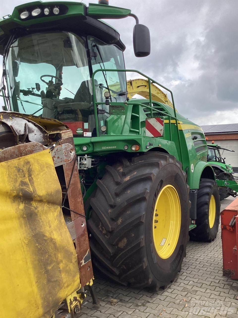 John Deere 8300 علافات ذاتية الدفع