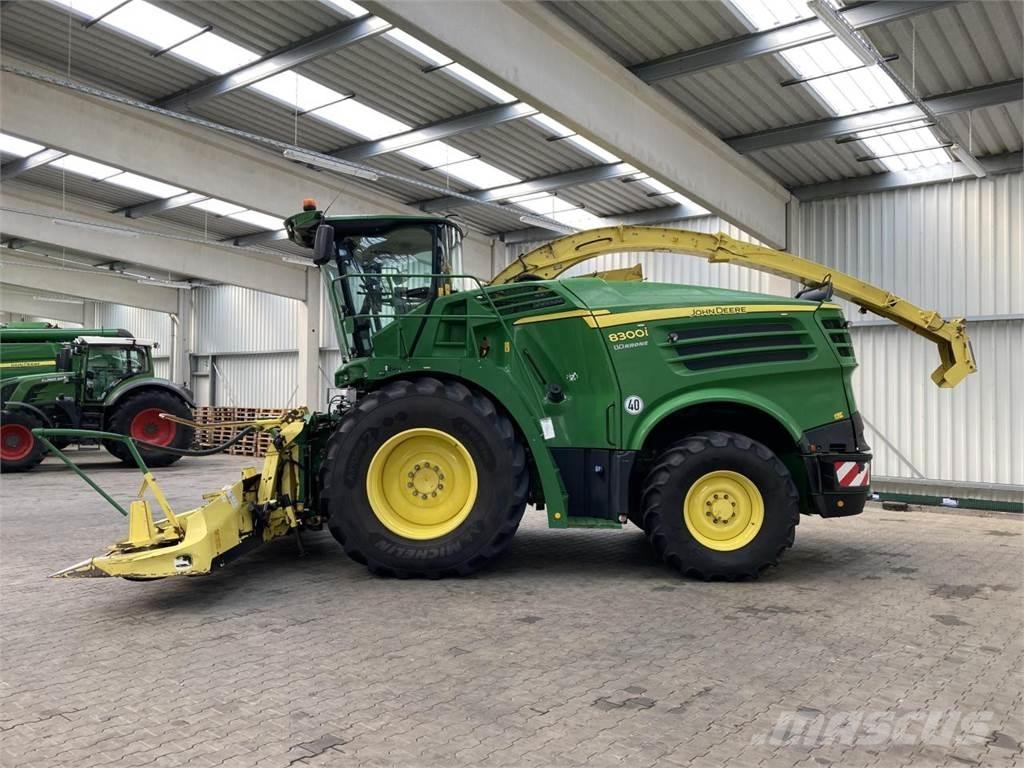 John Deere 8300 علافات ذاتية الدفع