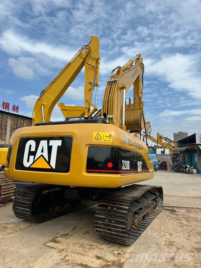 CAT 320 D حفارات زحافة