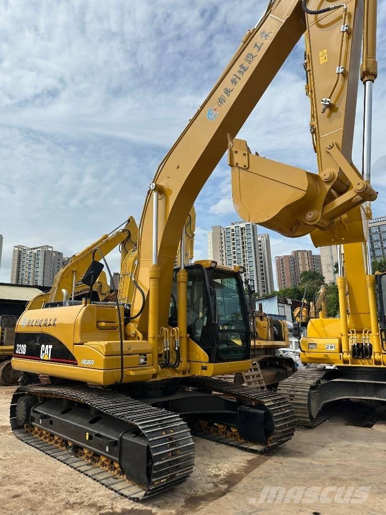 CAT 320 D حفارات زحافة