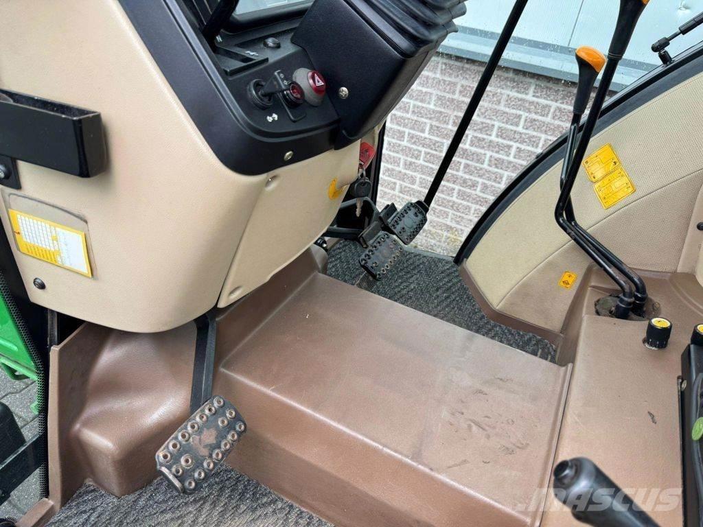 John Deere 5215 معدات نشر الرمال والملح