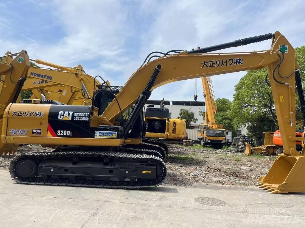 CAT 320 D2 حفارات زحافة