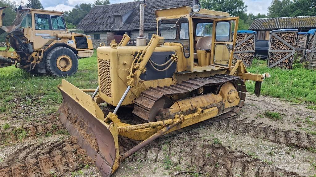 CAT D 4 D بلدوزرات مجنزرة
