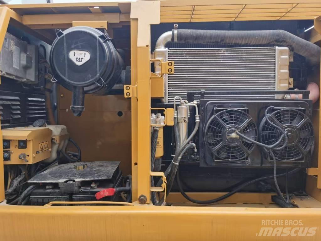 CAT 320 DL حفارات زحافة