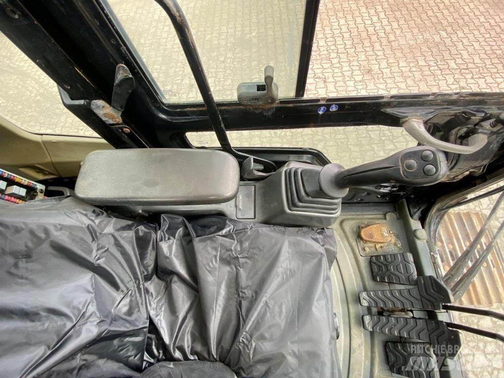 CAT 324 D NVT حفارات زحافة