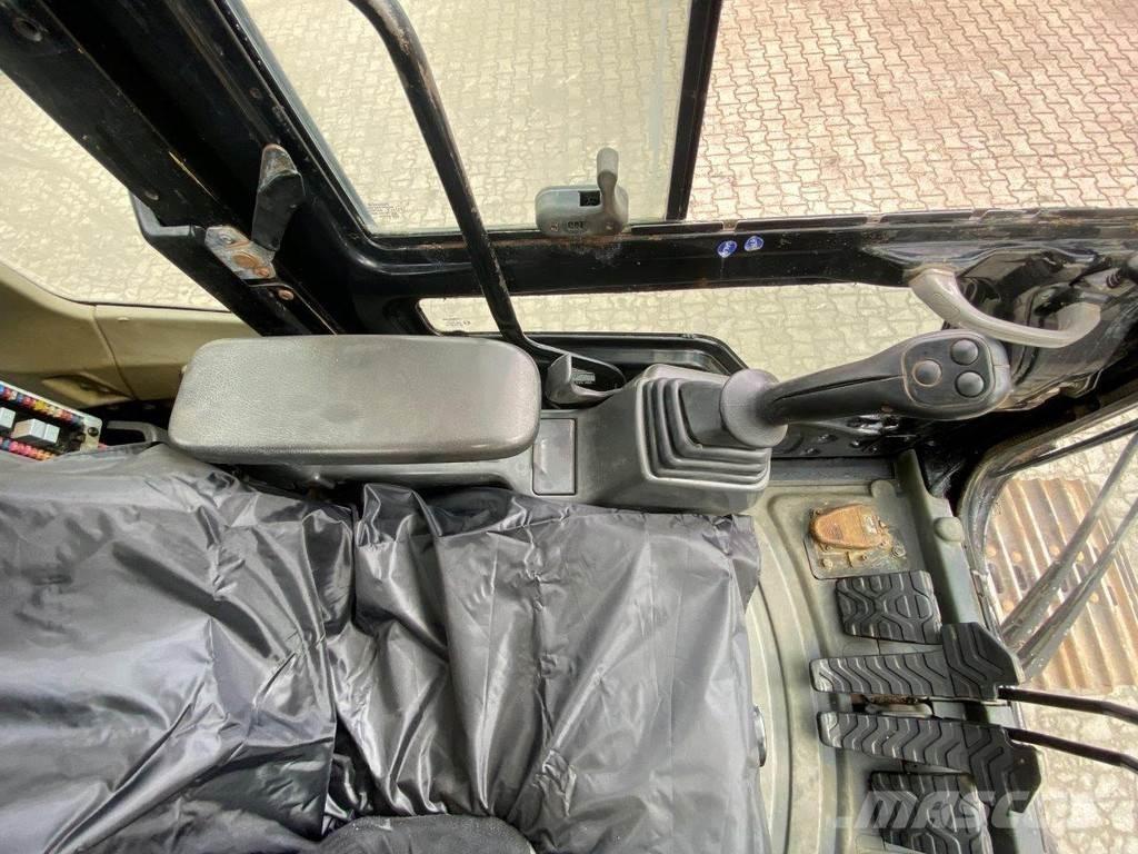 CAT 324 D NVT حفارات زحافة