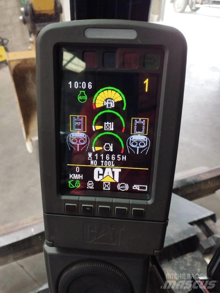CAT M 316 D حفارات بعجل