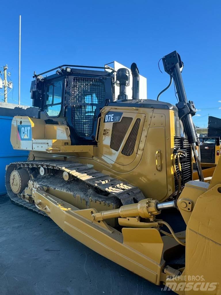 CAT D 7 E LGP بلدوزرات مجنزرة