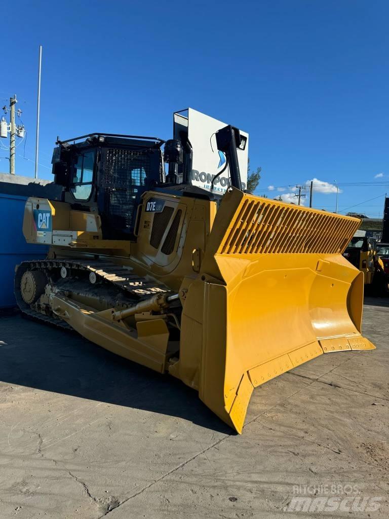 CAT D 7 E LGP بلدوزرات مجنزرة