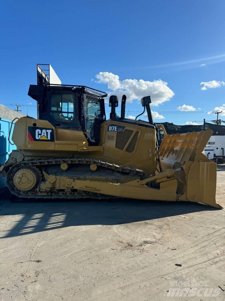 CAT D 7 E LGP بلدوزرات مجنزرة
