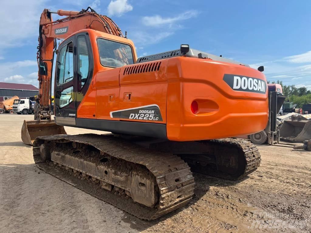 Doosan DX 225 LC حفارات زحافة