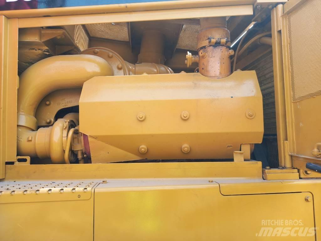 CAT D8R (Abu Dhabi) بلدوزرات مجنزرة