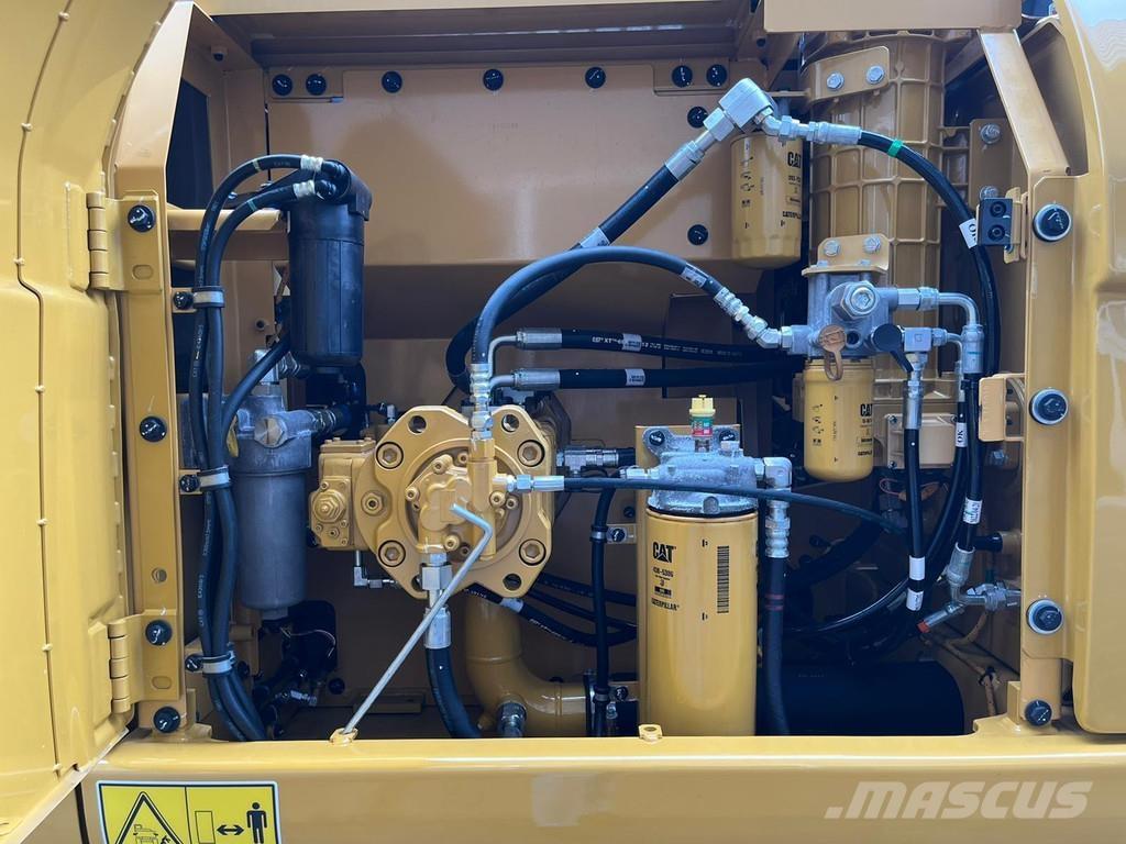 CAT 323D3 حفارات زحافة