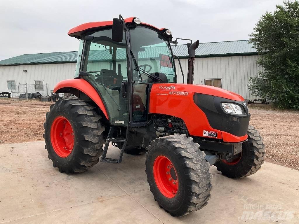 Kubota M 7060 الجرارات