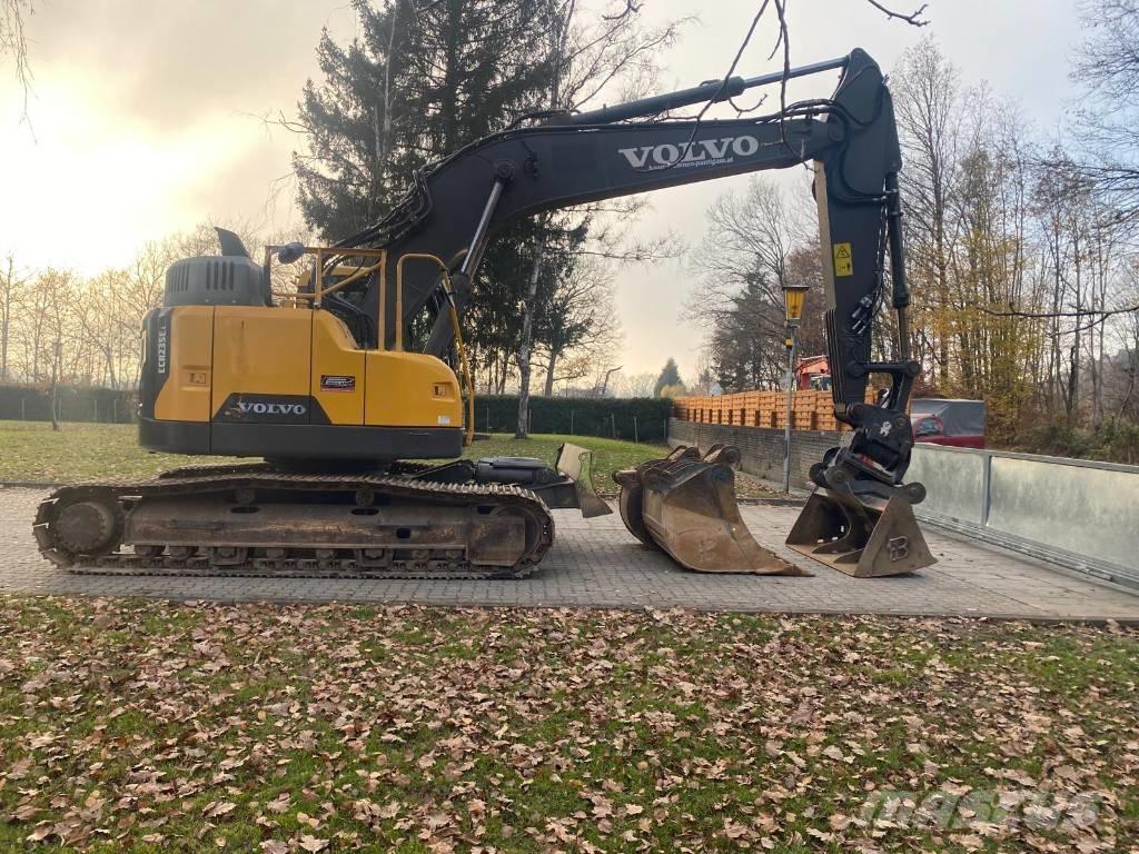 Volvo ECR 235 EL حفارات زحافة