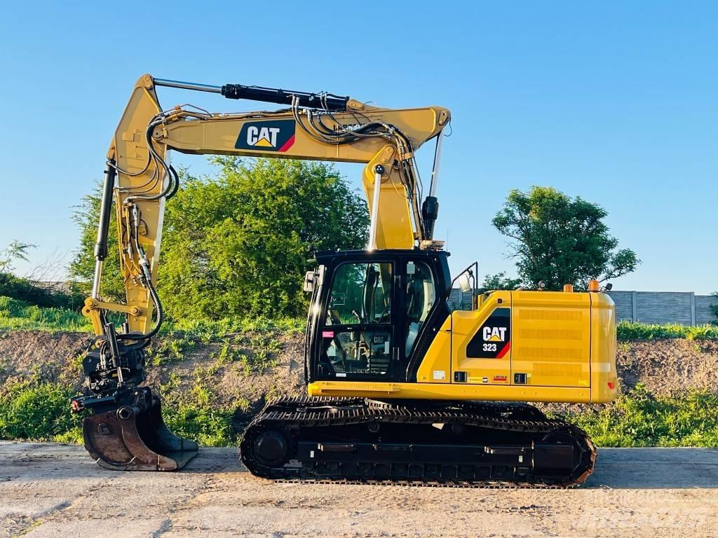 CAT 323 حفارات زحافة