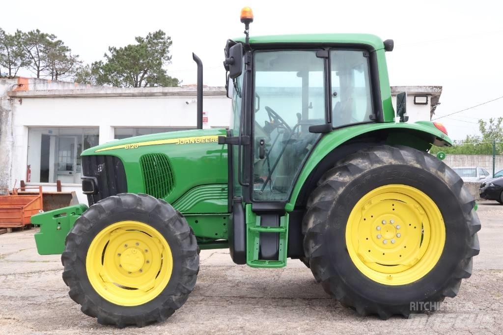 John Deere 6120 الجرارات