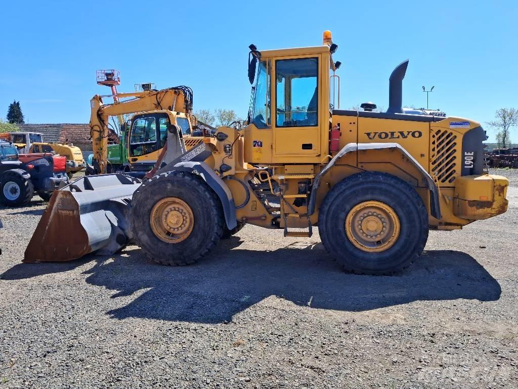 Volvo L 90 E لوادر بعجل
