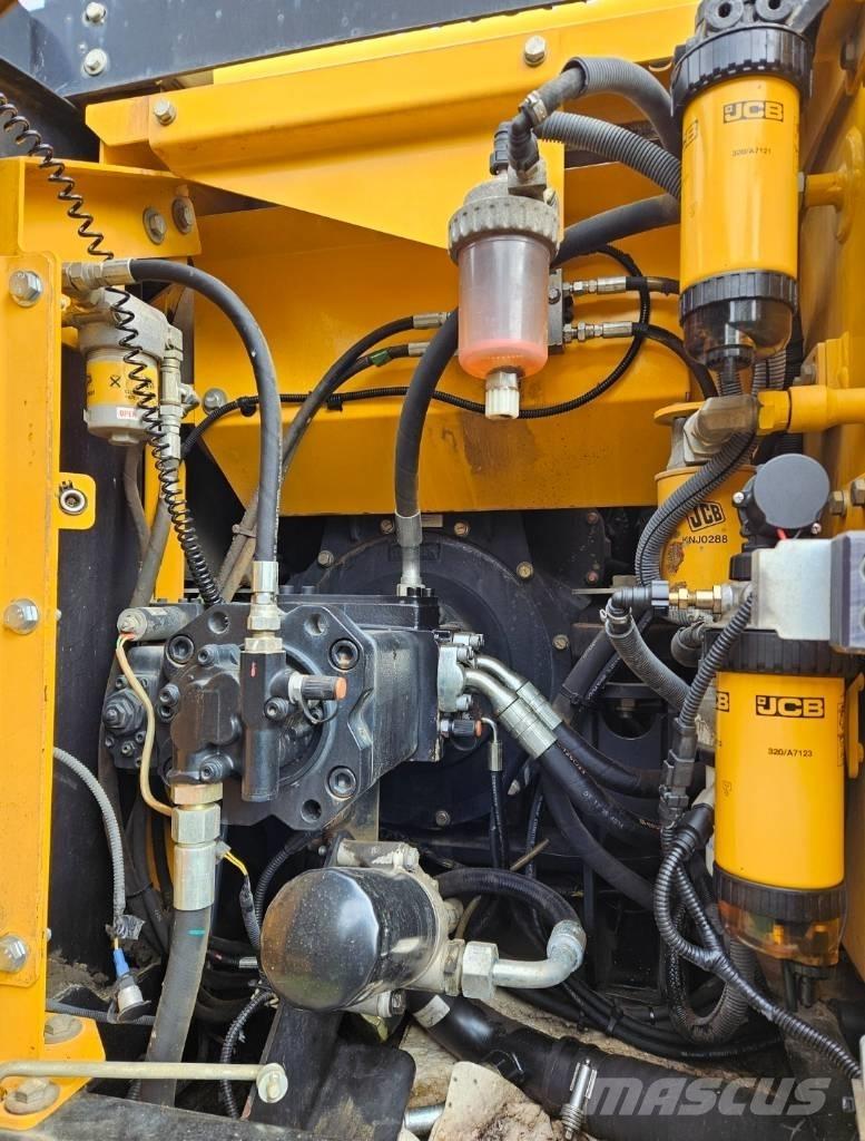 JCB JS 131 LC حفارات زحافة