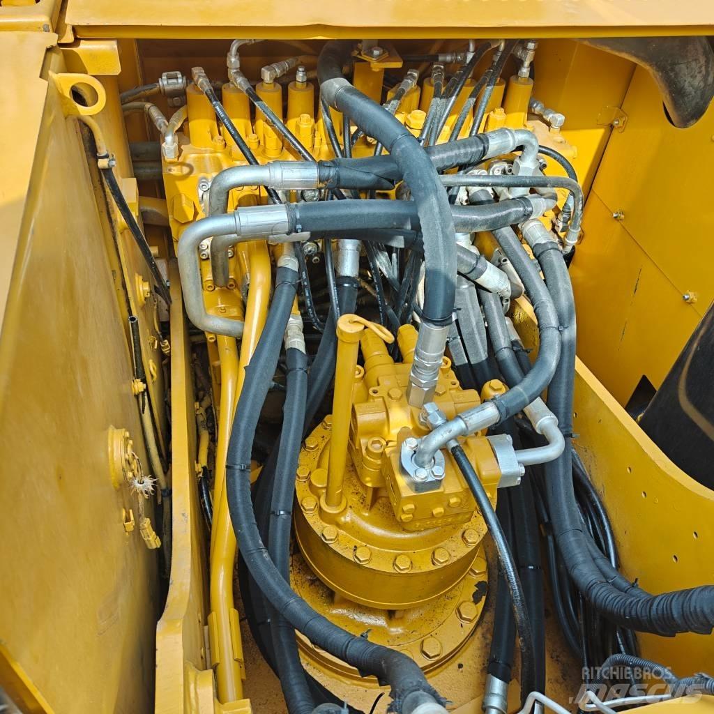 CAT 323 D L حفارات زحافة