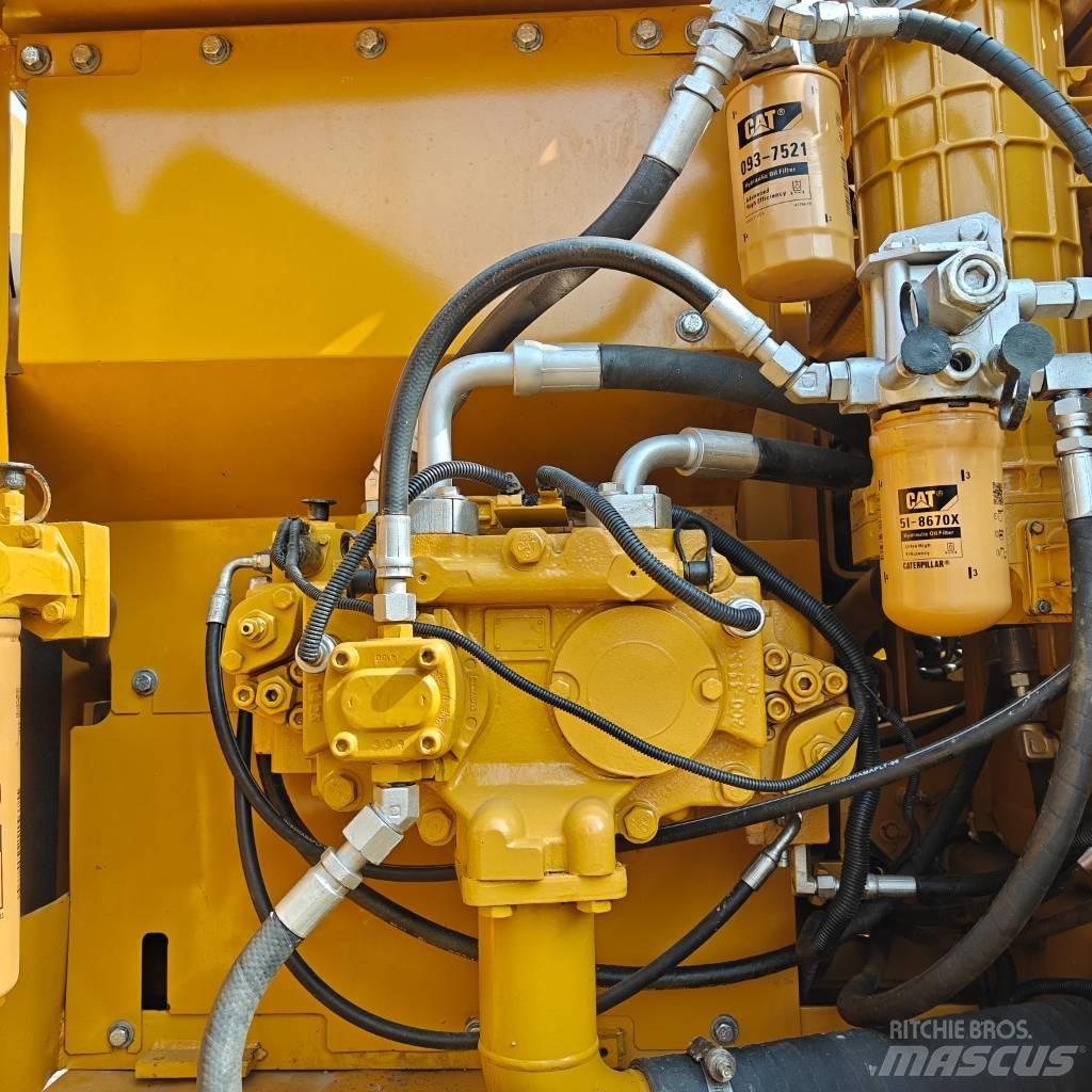 CAT 323 D L حفارات زحافة
