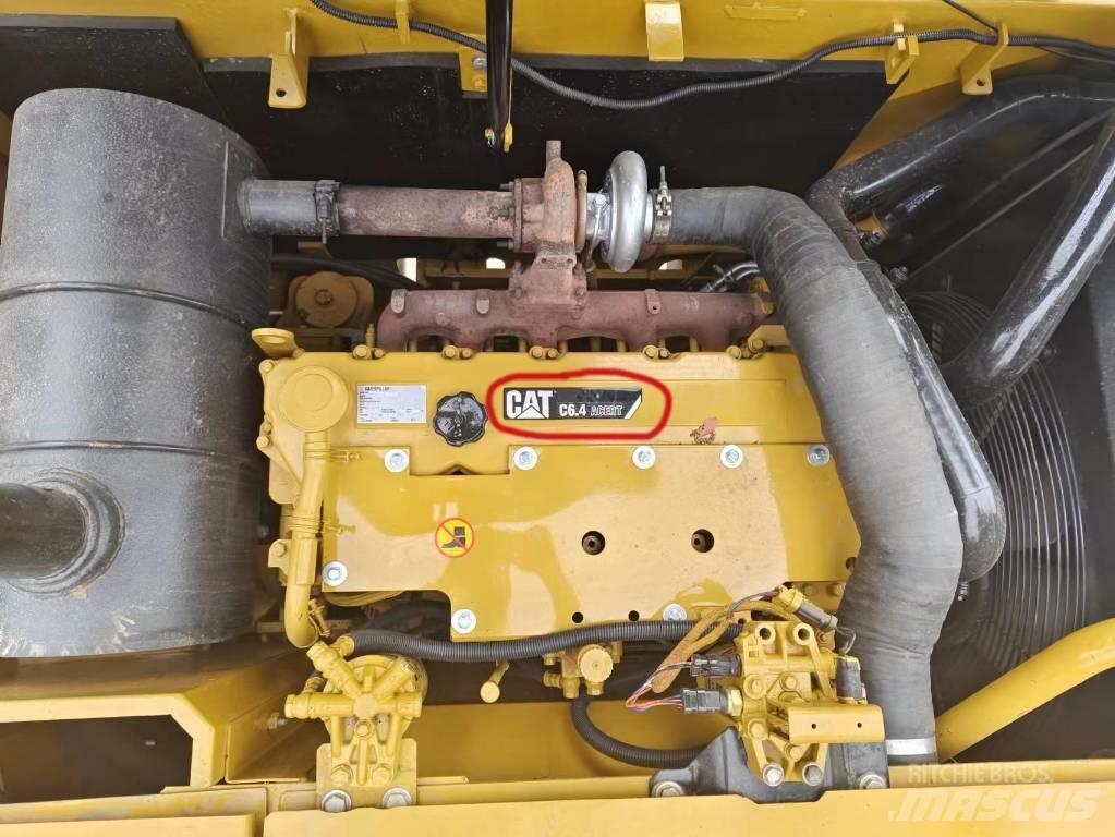 CAT 320 D حفارات زحافة
