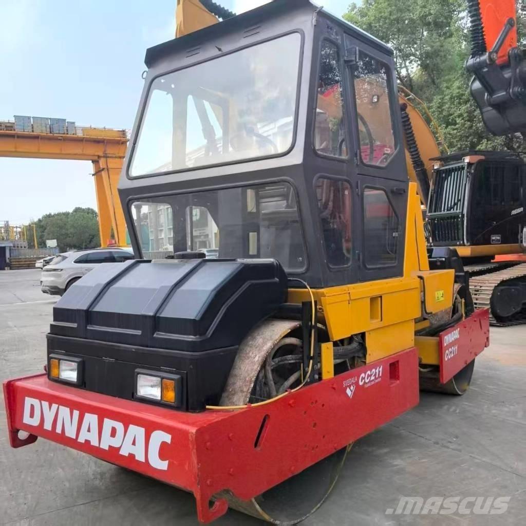 Dynapac CC 211 مداحل أحادية الأسطوانة
