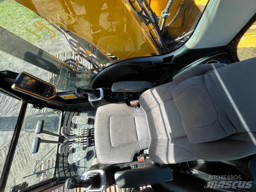 JCB JS 220 LC حفارات زحافة