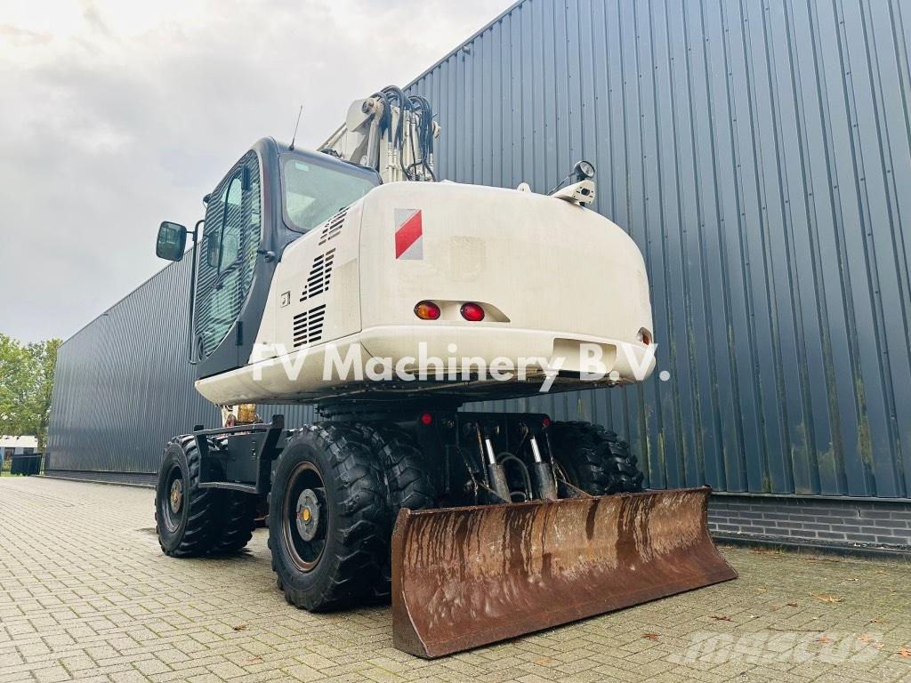JCB JS 145 W حفارات بعجل