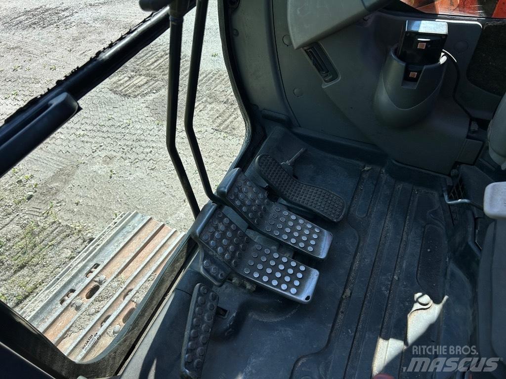 Hitachi ZX 135 US حفارات زحافة