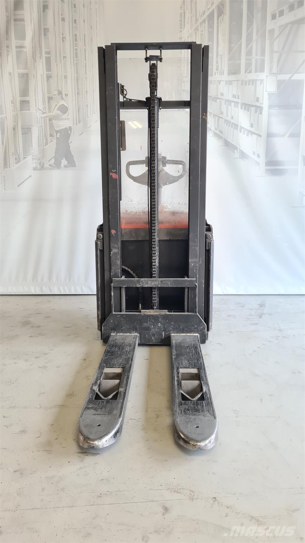 Toyota SWE120 Self propelled stackers