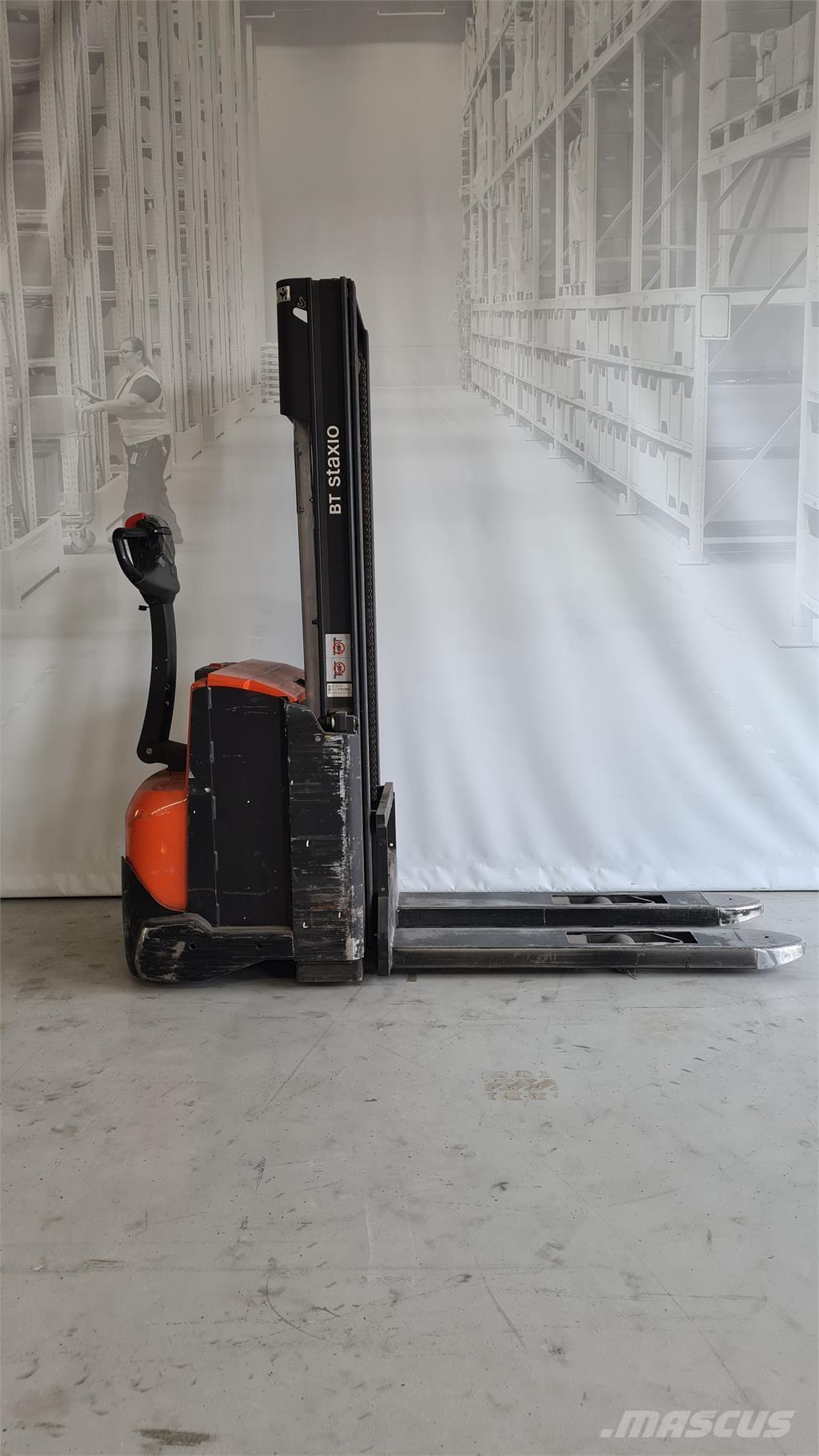 Toyota SWE120 Self propelled stackers