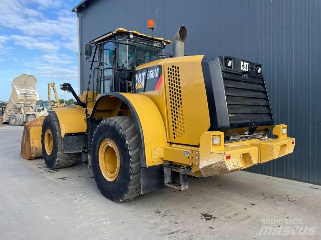 CAT 966M لوادر بعجل